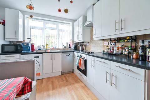 3 bedroom flat for sale, Wandsworth Road, Vauxhall, London, SW8