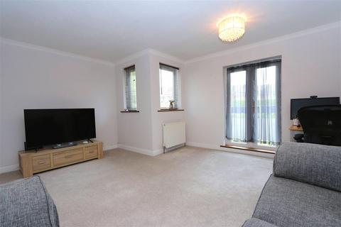 1 bedroom flat to rent, Cedar Court, Station Road, Epping