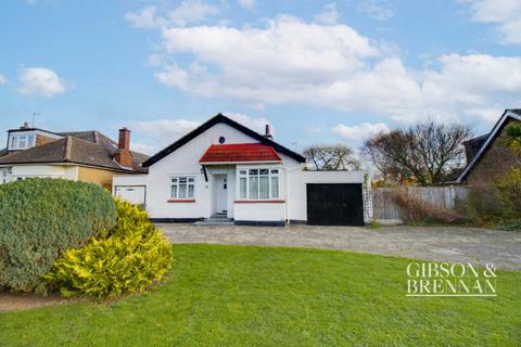 3 bedroom detached bungalow to rent, Windsor Avenue, Grays, RM16