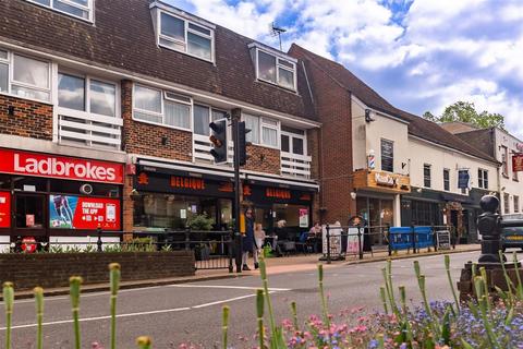 3 bedroom flat to rent, High Street, Epping