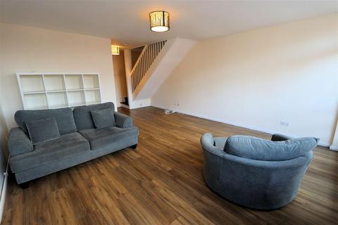 3 bedroom flat to rent, High Street, Epping