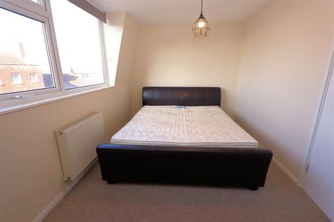 3 bedroom flat to rent, High Street, Epping