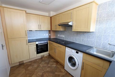 3 bedroom flat to rent, High Street, Epping