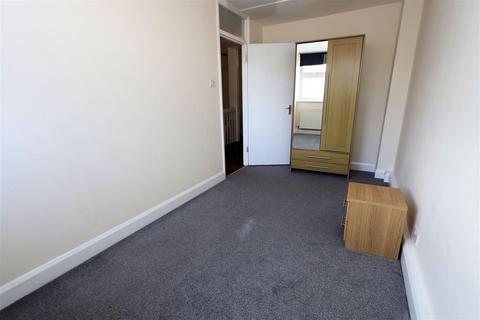 3 bedroom flat to rent, High Street, Epping