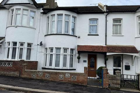 3 bedroom terraced house to rent, Beedell Avenue, Westcliff-On-Sea