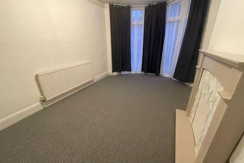 3 bedroom terraced house to rent, Beedell Avenue, Westcliff-On-Sea