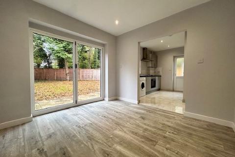 3 bedroom semi-detached house to rent, Leighton Gardens, South Croydon