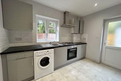 3 bedroom semi-detached house to rent, Leighton Gardens, South Croydon