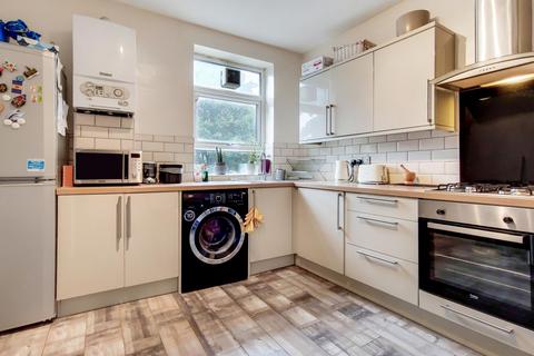 2 bedroom flat to rent, Verulam Avenue, London