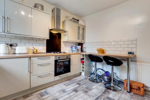 2 bedroom flat to rent, Verulam Avenue, London