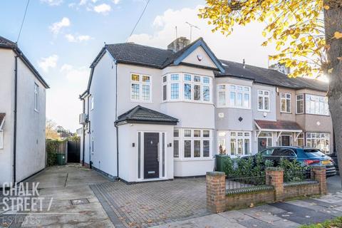 4 bedroom end of terrace house for sale, Belgrave Avenue, Gidea Park, RM2