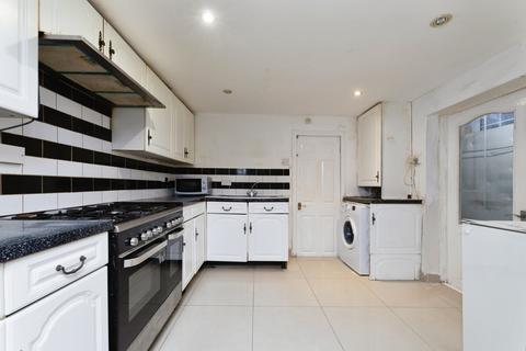 4 bedroom terraced house to rent, Inglehurst Gardens