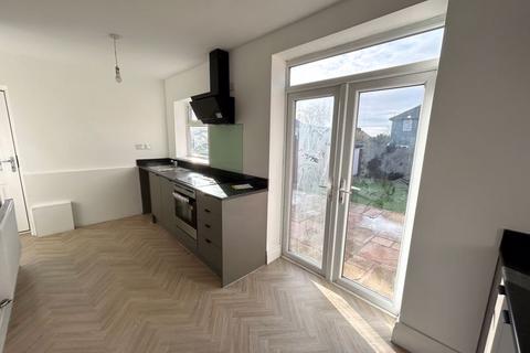 3 bedroom semi-detached house to rent, Hillside Avenue, Manchester