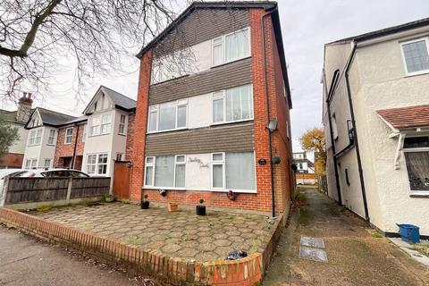 2 bedroom flat to rent, Chalkwell Park Drive, Leigh-on-Sea SS9