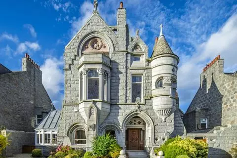 8 bedroom detached house for sale
