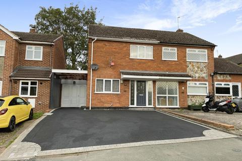 3 bedroom semi-detached house to rent, Newfield Drive, Kingswinford