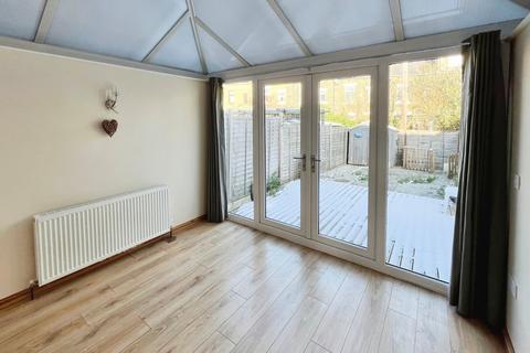 3 bedroom semi-detached house to rent, Hastings Way, West Yorkshire HX1