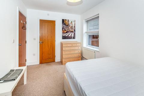 2 bedroom flat to rent, Surrey TW20