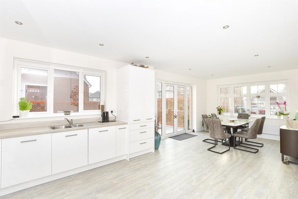 Kitchen/ Dining Room