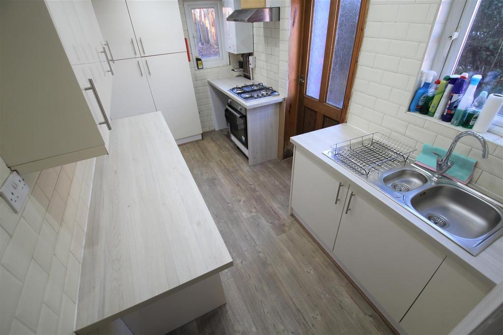 Kitchen 2.jpg