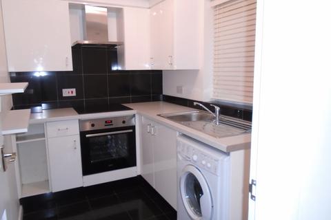 2 bedroom flat to rent, Hunts Farm Close, CM98QZ