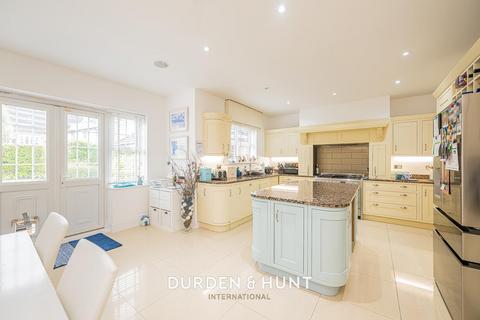 5 Boleyn Row, Epping, CM16 6FF