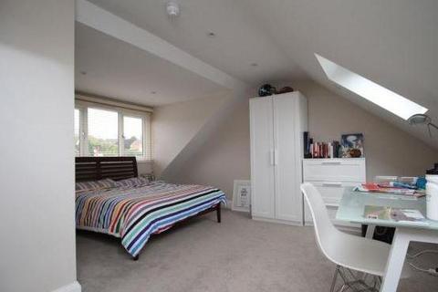 5 bedroom terraced house to rent, The Crescent, Egham TW20