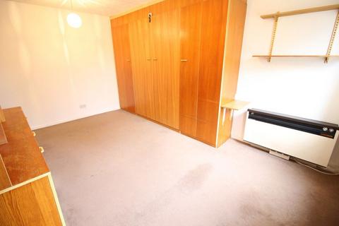 Studio to rent, Baird Close, Bushey