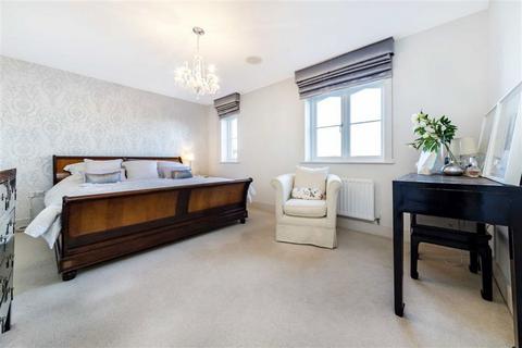 5 bedroom house to rent, Holly Close, Sunbury-On-Thames TW16