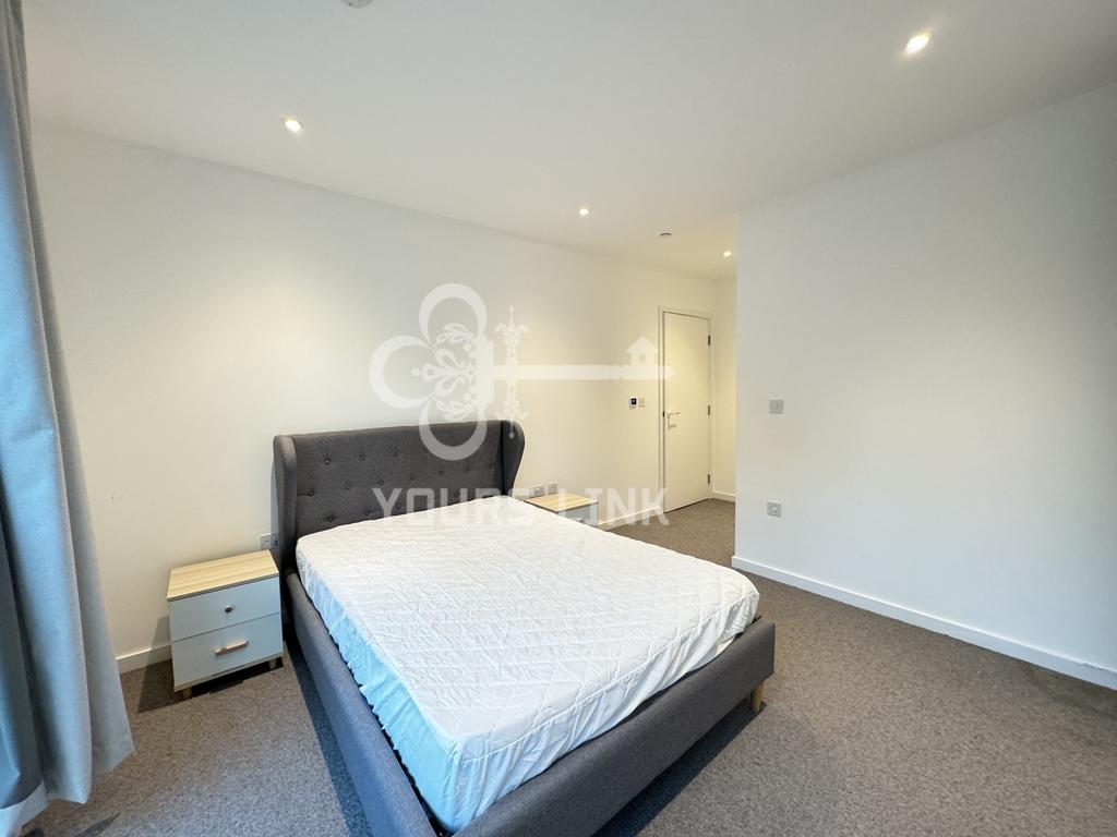 A spacious and bright double bedroom perfect fo...