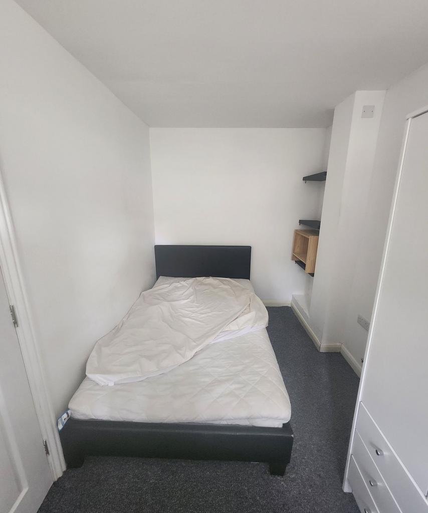 A simple and neat single bedroom featuring a bl...