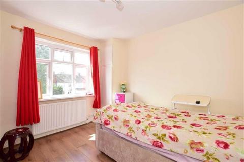 5 bedroom terraced house to rent, Chase Lane, Barkingside, IG6