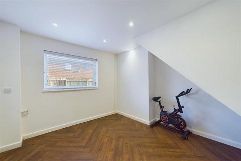 3 bedroom flat to rent, Sycamore Close, Canning Town, London, E16