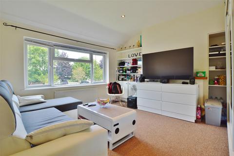 3 bedroom maisonette to rent, Broadoak Court, Slough