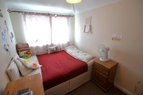 3 bedroom maisonette to rent, Broadoak Court, Slough