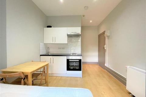 Studio to rent, Iverson Road, London