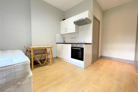 Studio to rent, Iverson Road, London