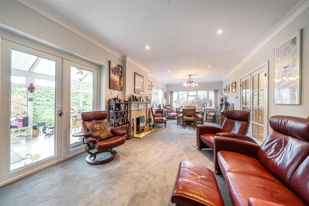 Lounge/Dining Room: