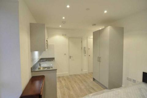 Studio to rent, Kilburn High Road, Kilburn, London, NW6