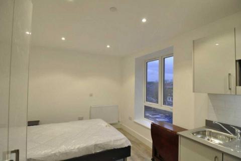 Studio to rent, Kilburn High Road, Kilburn, London, NW6