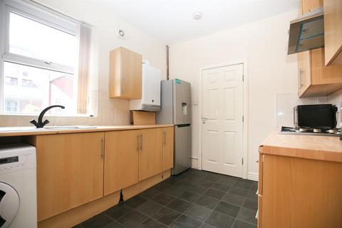 4 bedroom maisonette to rent, Heaton Road, Newcastle Upon Tyne NE6