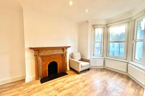 3 bedroom flat to rent, Huddlestone Road, Willesden Green, NW2