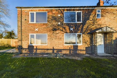 3 bedroom semi-detached house to rent, Coniston, HU11