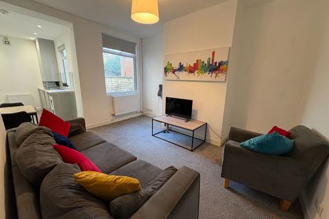 4 bedroom terraced house to rent, Scarsdale Street, Salford M6