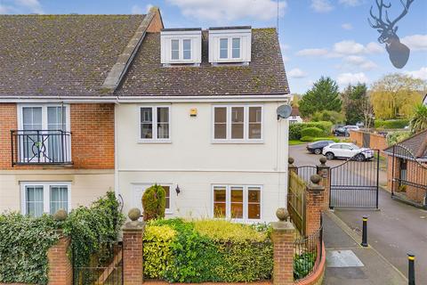 2 bedroom end of terrace house to rent, Forest Drive, Theydon Bois