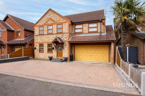 4 bedroom detached house for sale, George Close, Canvey Island, SS8