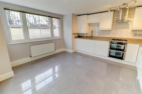 2 bedroom apartment to rent, Warwick New Road, Leamington Spa