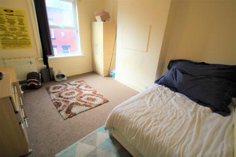 2 bedroom terraced house to rent, Meadow View, Hyde Park, Leeds, LS6 1JQ