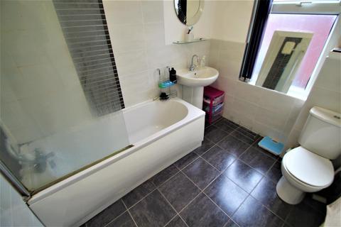 2 bedroom terraced house to rent, Meadow View, Hyde Park, Leeds, LS6 1JQ