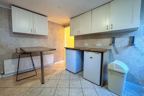 2 bedroom flat to rent, 2 Bedroom Flat To Let - HP13